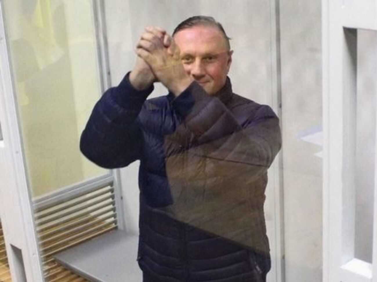 Єфремов поскаржився журналістам, що в камері тісно