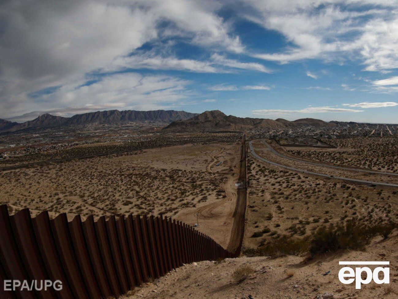 Будівництво стіни може початися восени 2017 року