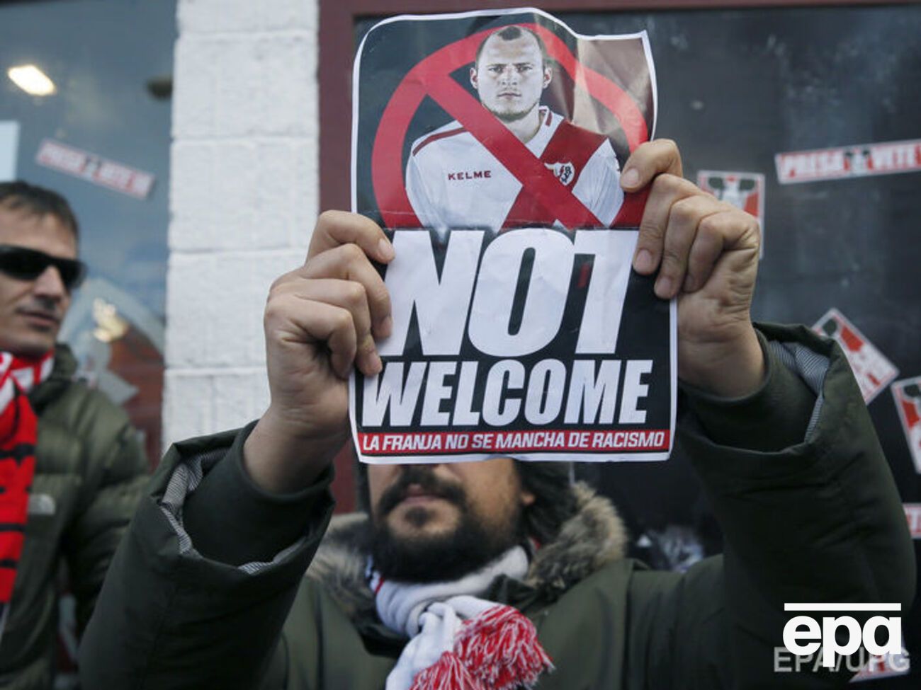 Ультрас "Райо Вальекано" пришли на тренировку Зозули в клубе и развернули баннер со словами: "Здесь не место для нацистов"