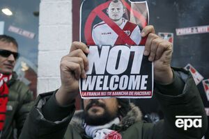 Ультрас "Райо Вальєкано" прийшли на тренування Зозулі в клубі й розгорнули банер зі словами: "Тут не місце для нацистів"