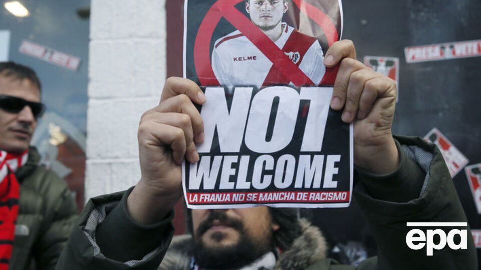 Ультрас "Райо Вальекано" пришли на тренировку Зозули в клубе и развернули баннер со словами: "Здесь не место для нацистов"