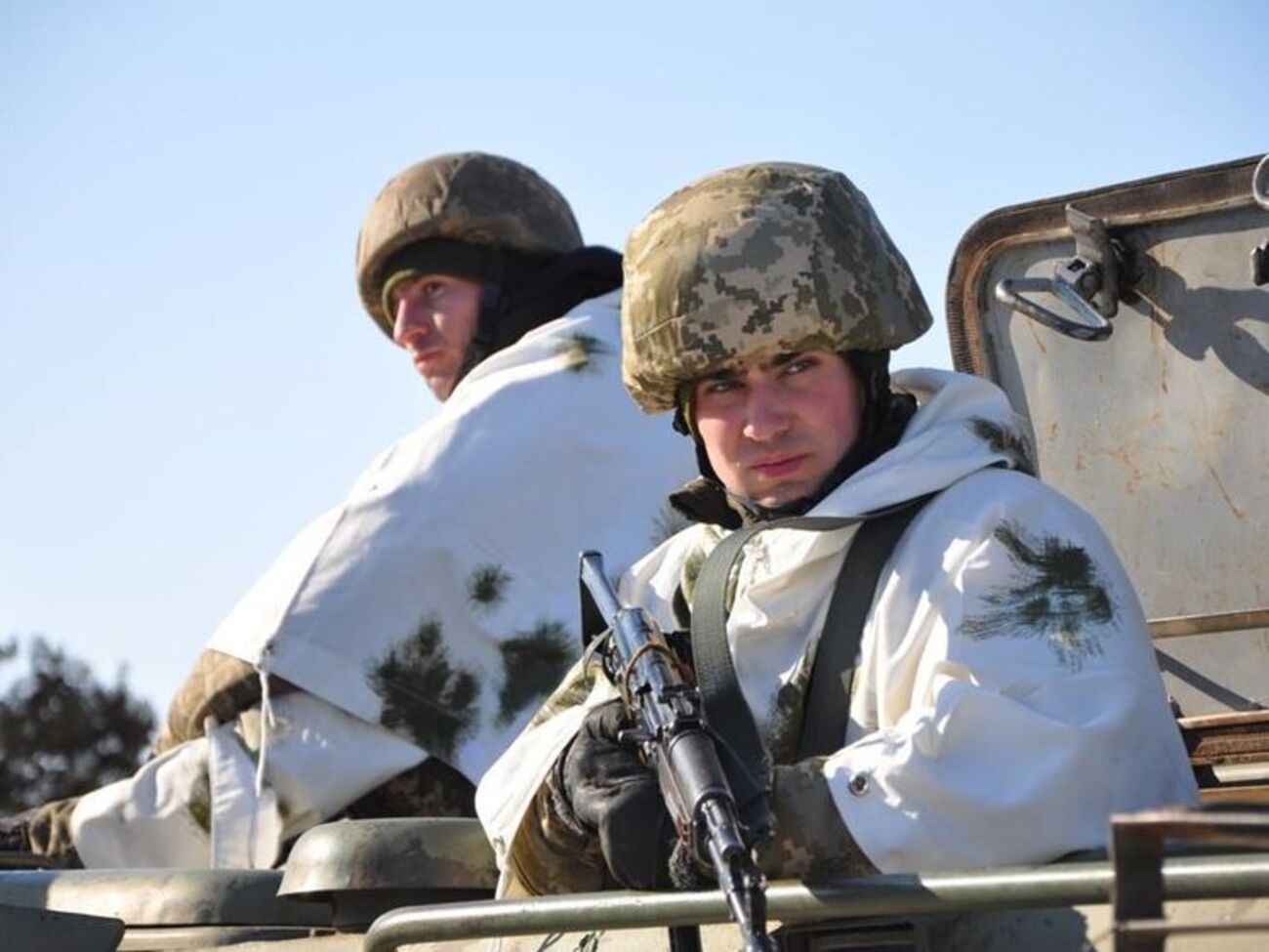 Украинских военных на Донбассе снова обстреливают