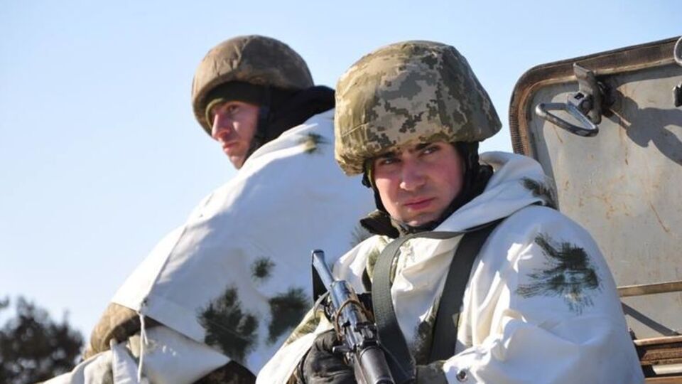 Украинских военных на Донбассе снова обстреливают