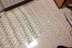 Митники були затримані під час отримання хабара 9 лютого