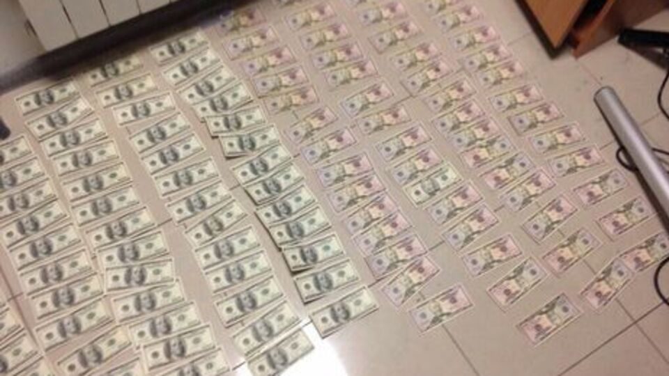 Митники були затримані під час отримання хабара 9 лютого