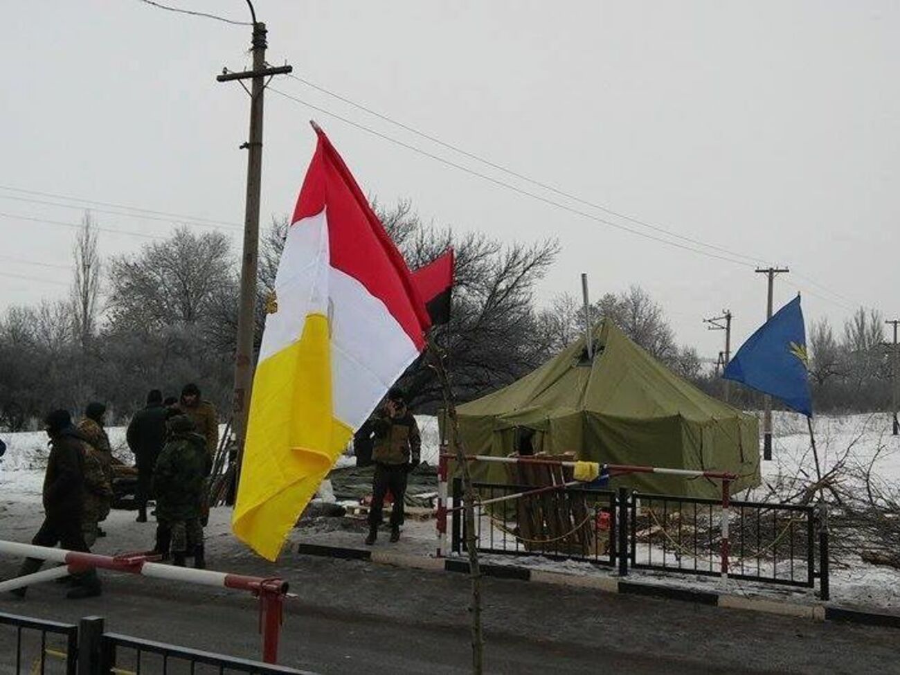 Участники блокады устанавливают палатки возле железнодорожного переезда