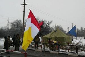 Участники блокады устанавливают палатки возле железнодорожного переезда