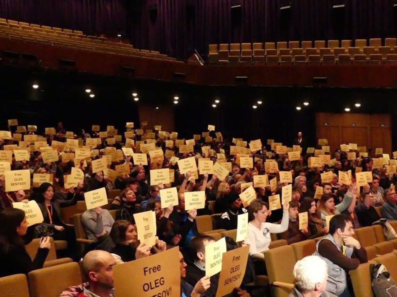 На Берлинале провели флешмоб с требованием освободить Сенцова
