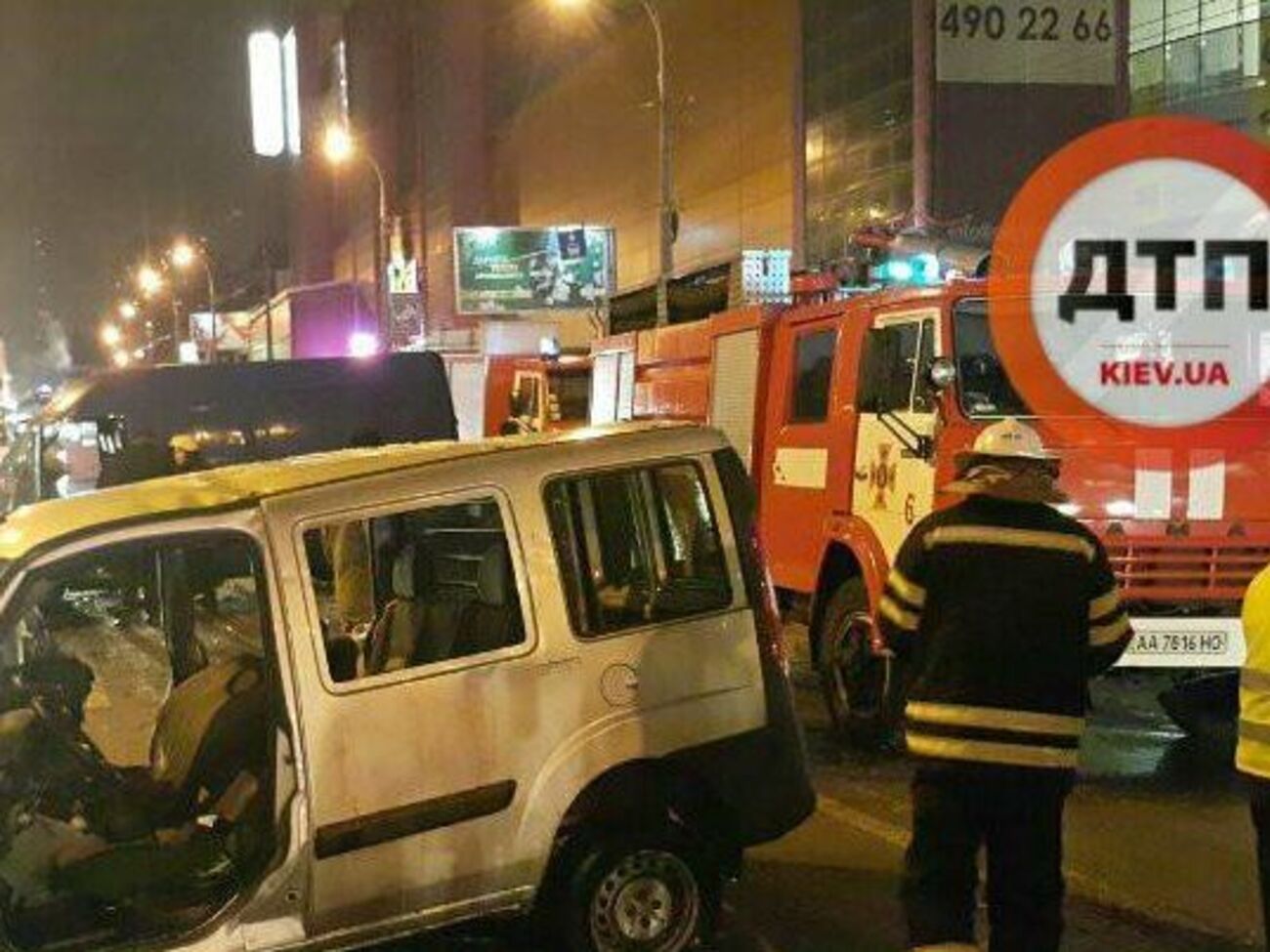 По предварительным данным, водитель автомобиля Mercedes Sprinter не справился с управлением и вылетел на встречную полосу, где двигался автомобиль Fiat