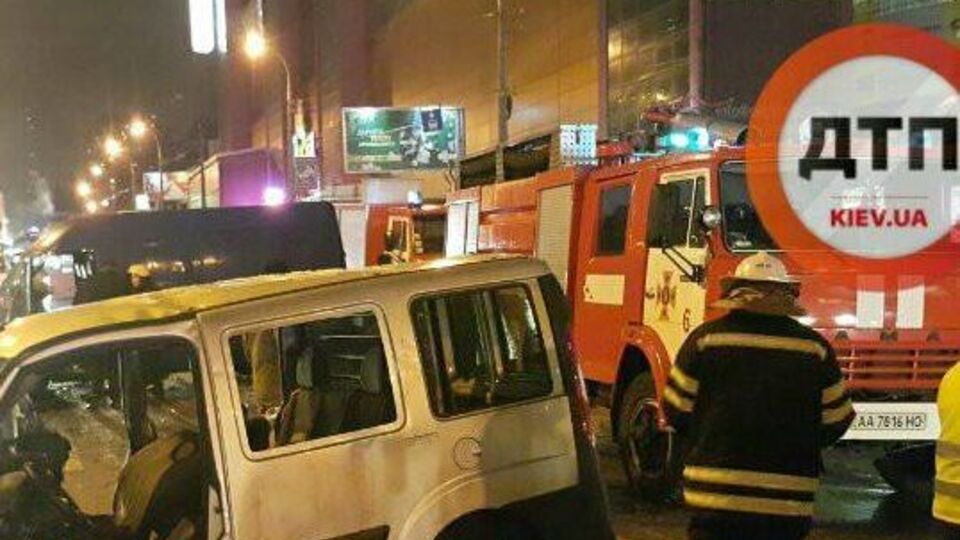 По предварительным данным, водитель автомобиля Mercedes Sprinter не справился с управлением и вылетел на встречную полосу, где двигался автомобиль Fiat