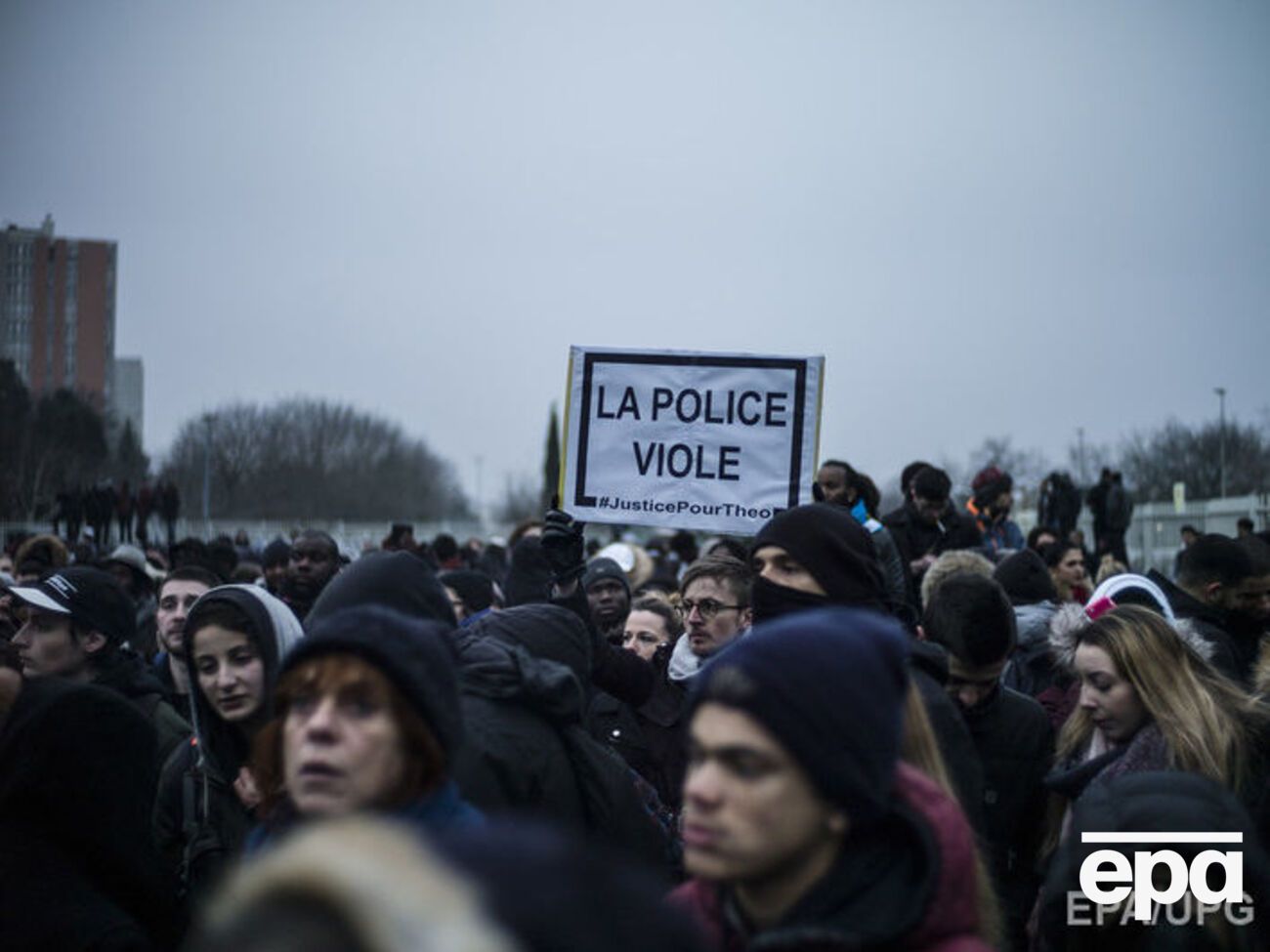 Около двух тыс. человек присоединились к протесту в пригороде Парижа