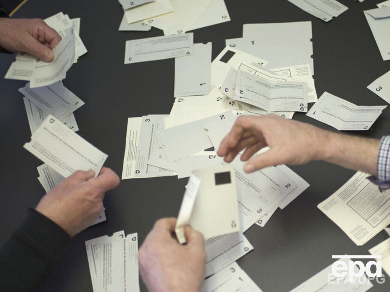 По предварительным данным, около 59% швейцарцев поддержали упрощение натурализации для иммигрантов в третьем поколении