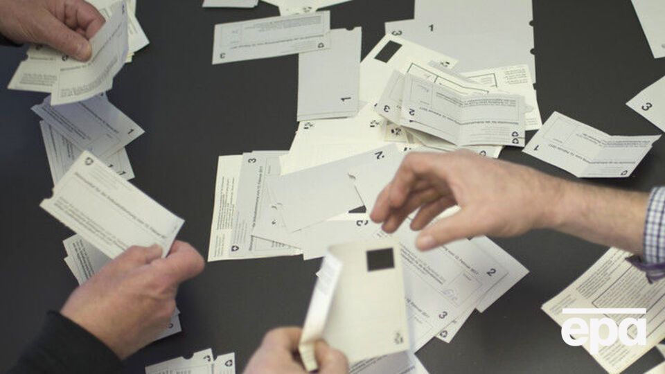 По предварительным данным, около 59% швейцарцев поддержали упрощение натурализации для иммигрантов в третьем поколении