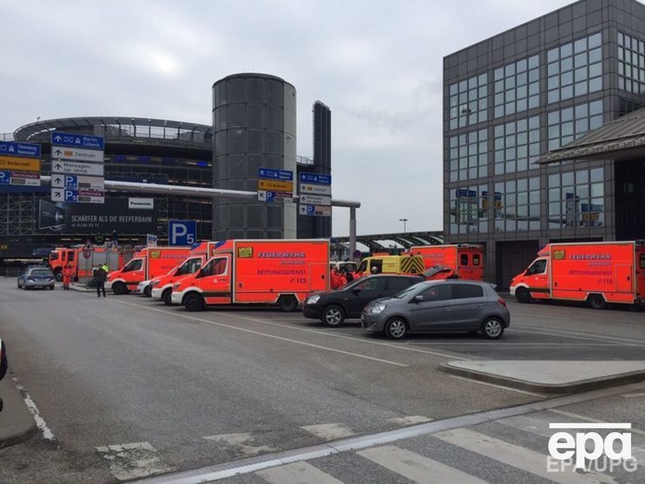 Всех людей эвакуировали из здания аэропорта в Гамбурге, а полеты приостановили