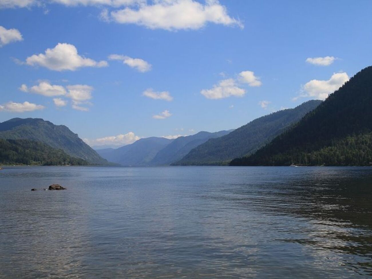 Телецкое озеро в горах Алтая, где произошла авария