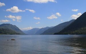 Телецкое озеро в горах Алтая, где произошла авария