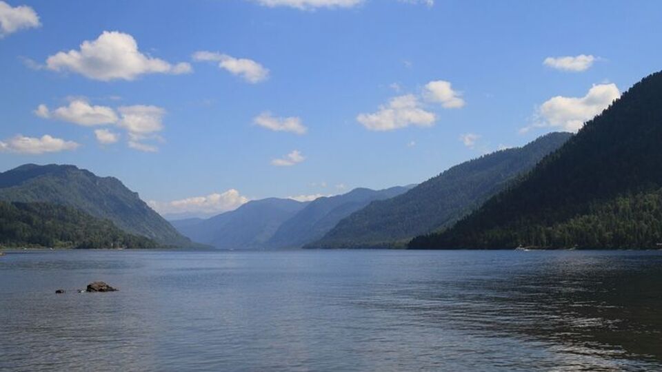 Телецкое озеро в горах Алтая, где произошла авария