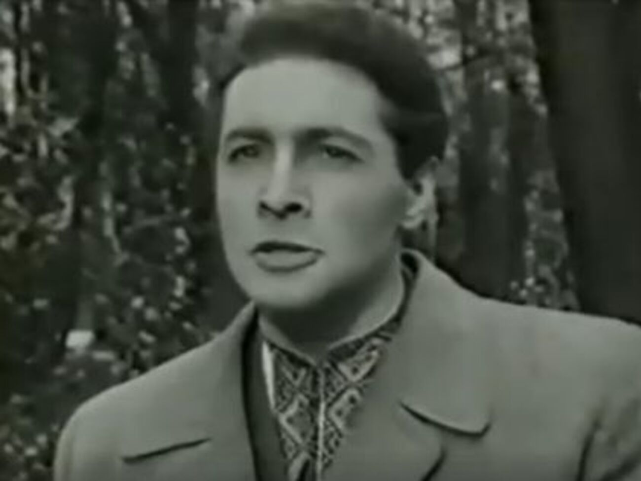 Герой советского фильма в исполнении Вячеслава Тихонова читает стихи об Украине