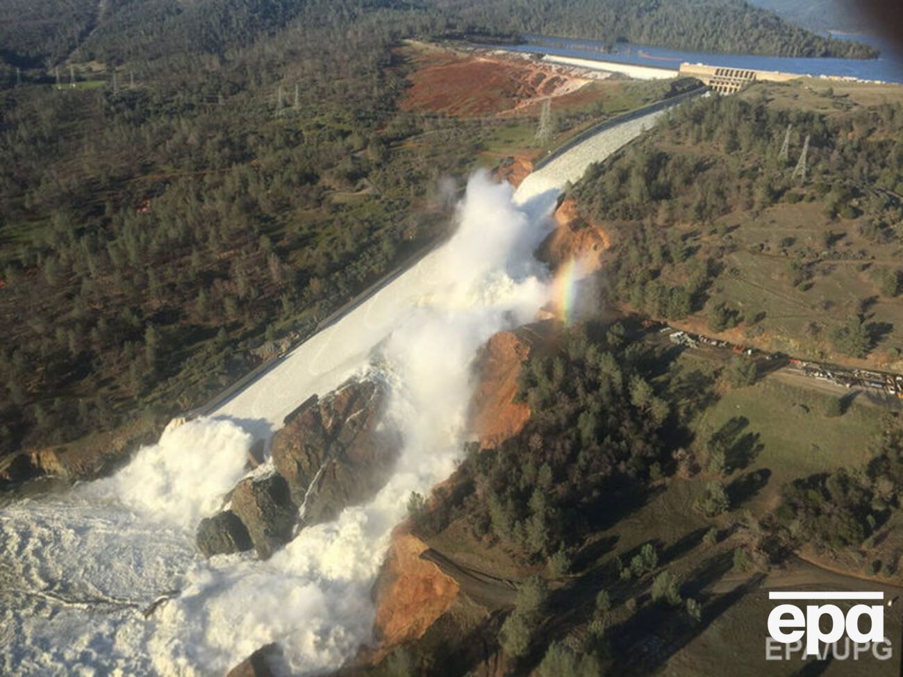 Дамба переполнена из-за сильных дождей