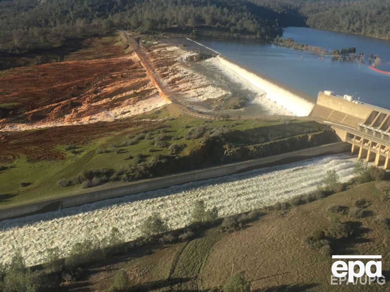 В Калифорнии проводят массовую эвакуацию ближних к плотине городов