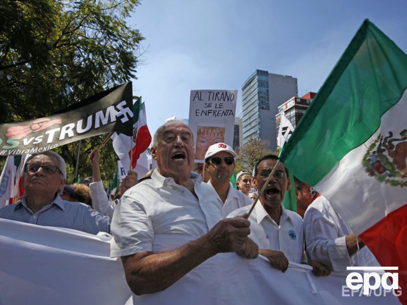 Тисячі мексиканців вийшли на вулиці найбільших міст, щоб висловити невдоволення політикою Дональда Трампа