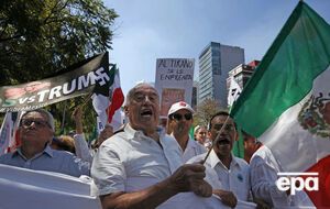 Тысячи мексиканцев вышли на улицы крупнейших городов, чтобы выразить недовольство политикой Дональда Трампа