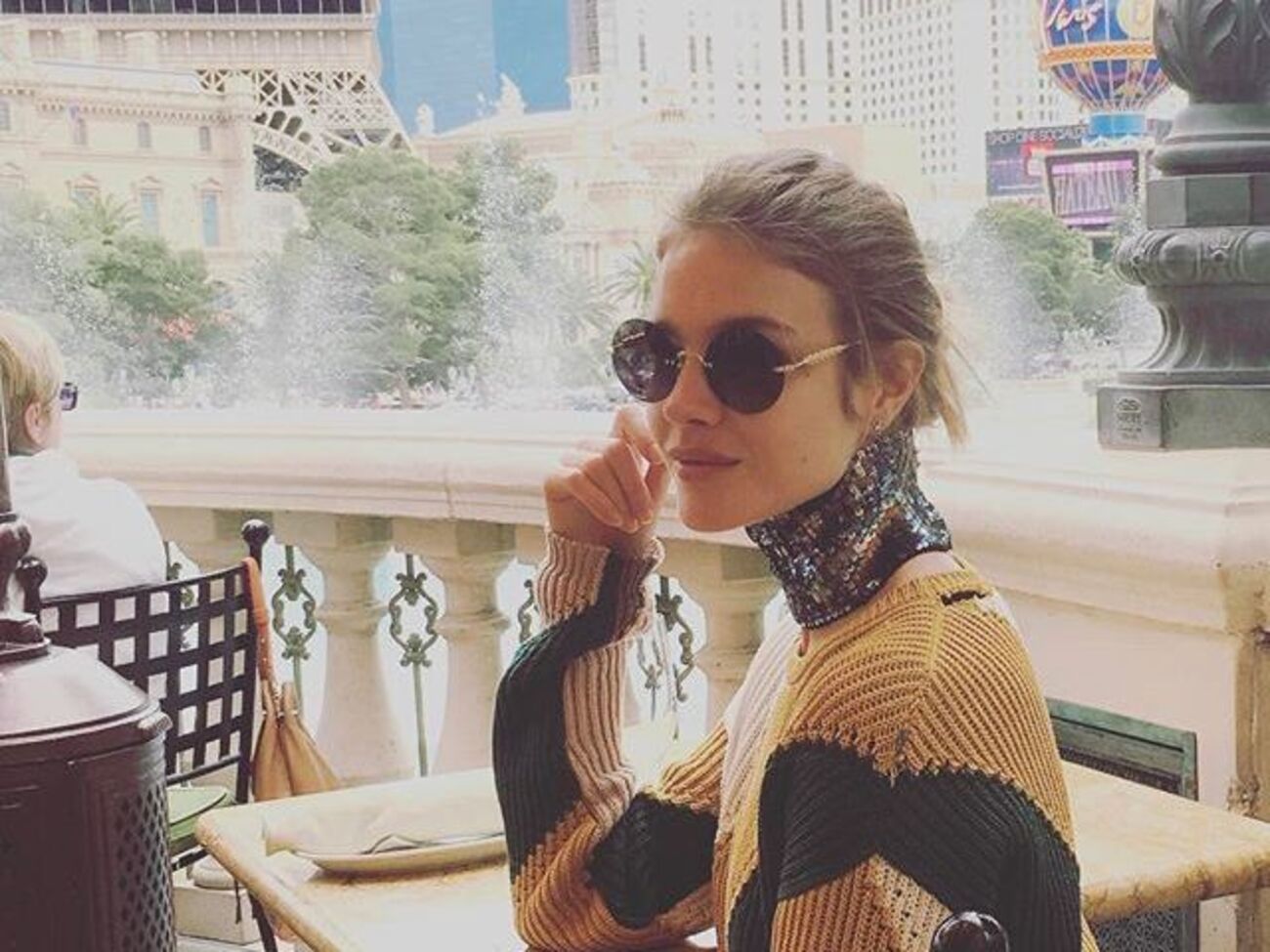 Водянова: Фотографу вдалося сфотографувати мене в розслабленій природній позі, ніби я відпочивала вдома біля каміна