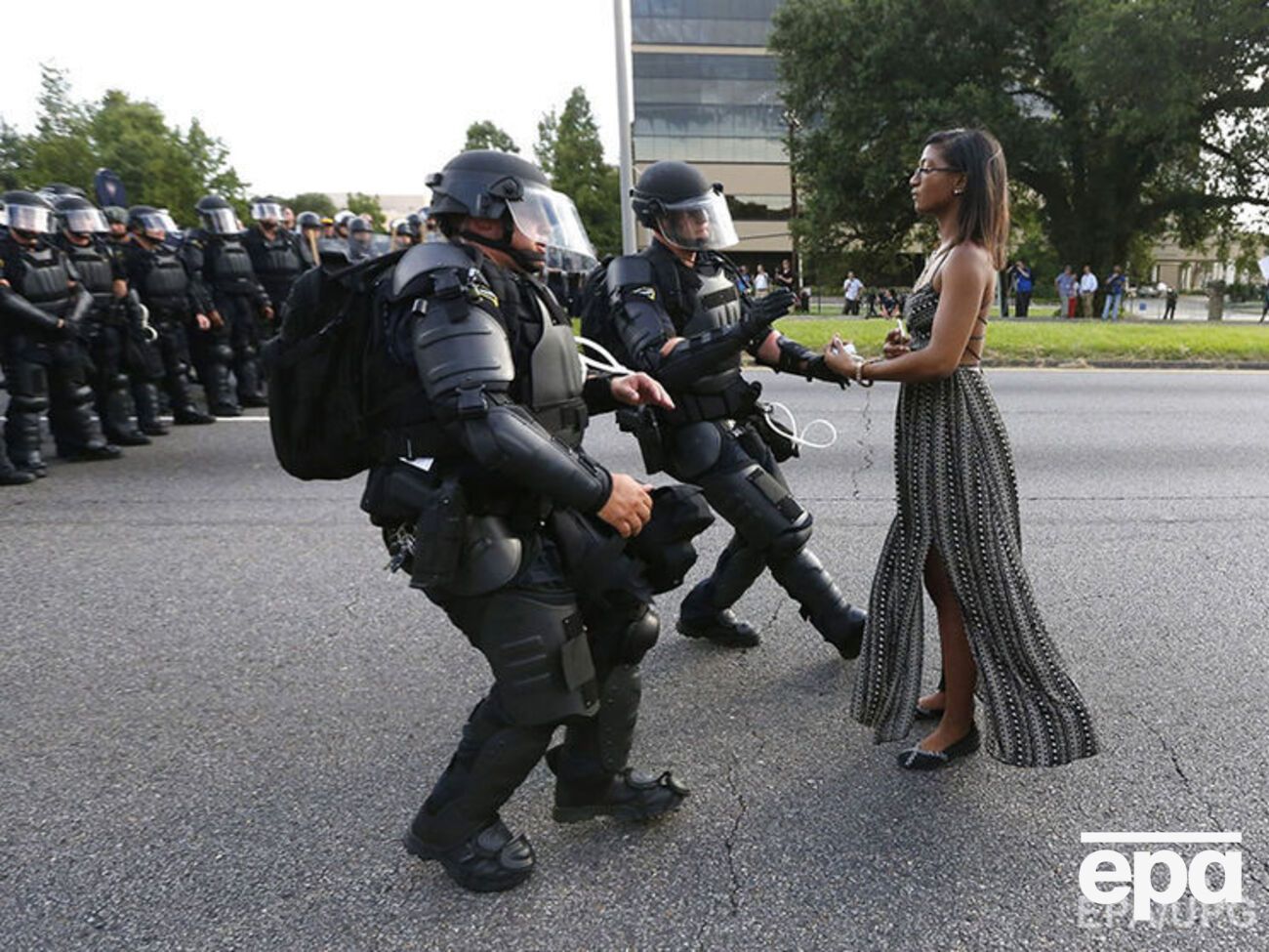 Активистка Лешиа Эванс и полицейские во время протестов, связанных с жестокими действиями полицейских в департаменте Батон Руж (штат Луизиана, США)