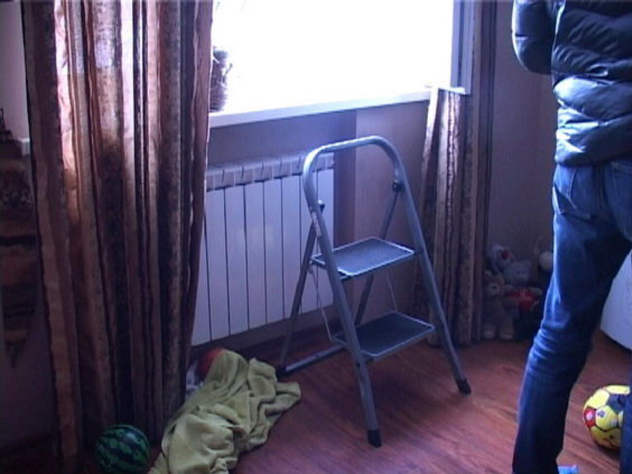 Сходи біля вікна в квартирі на Срібнокільській