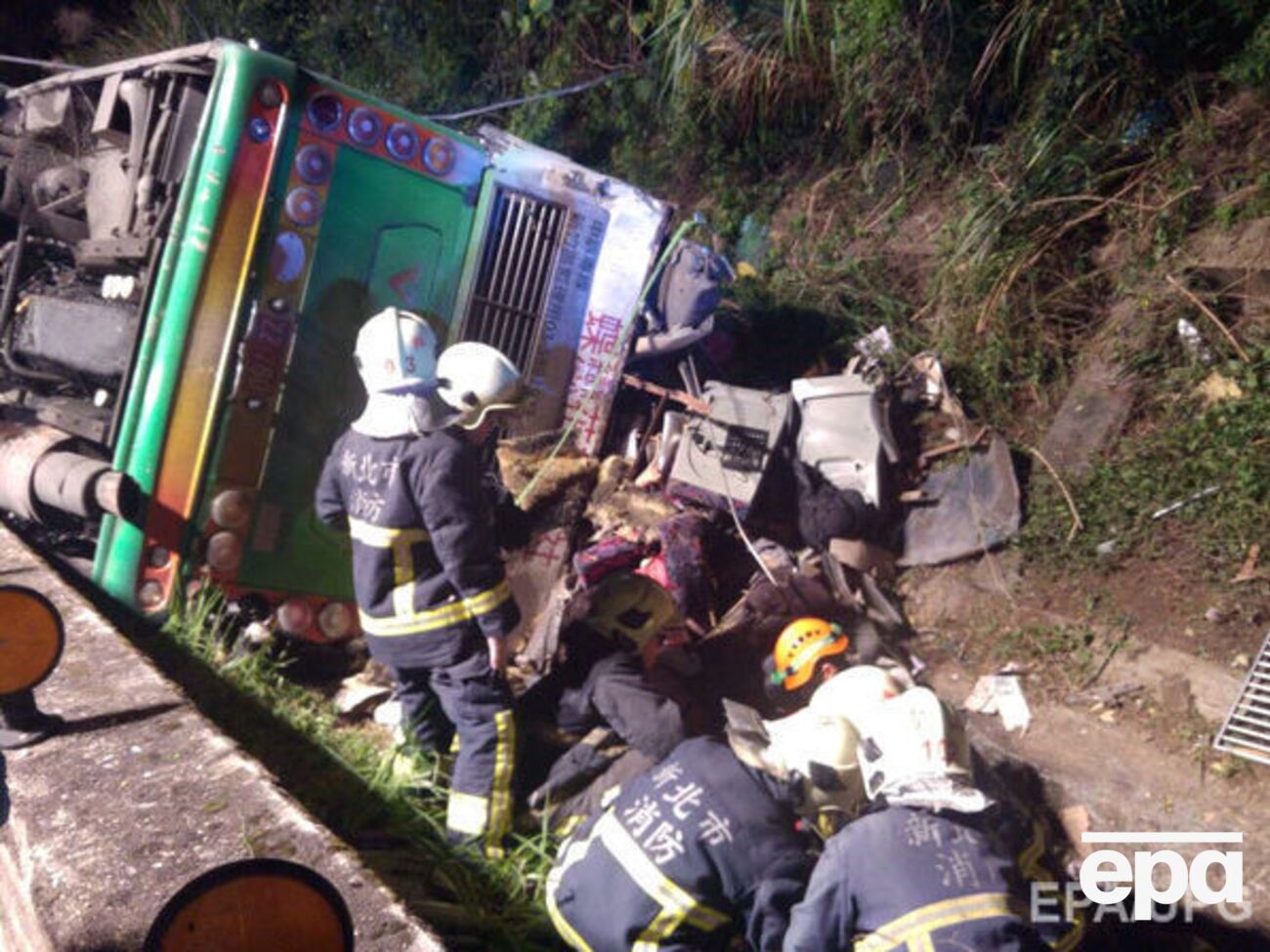 Спасатели на месте автокатастрофы