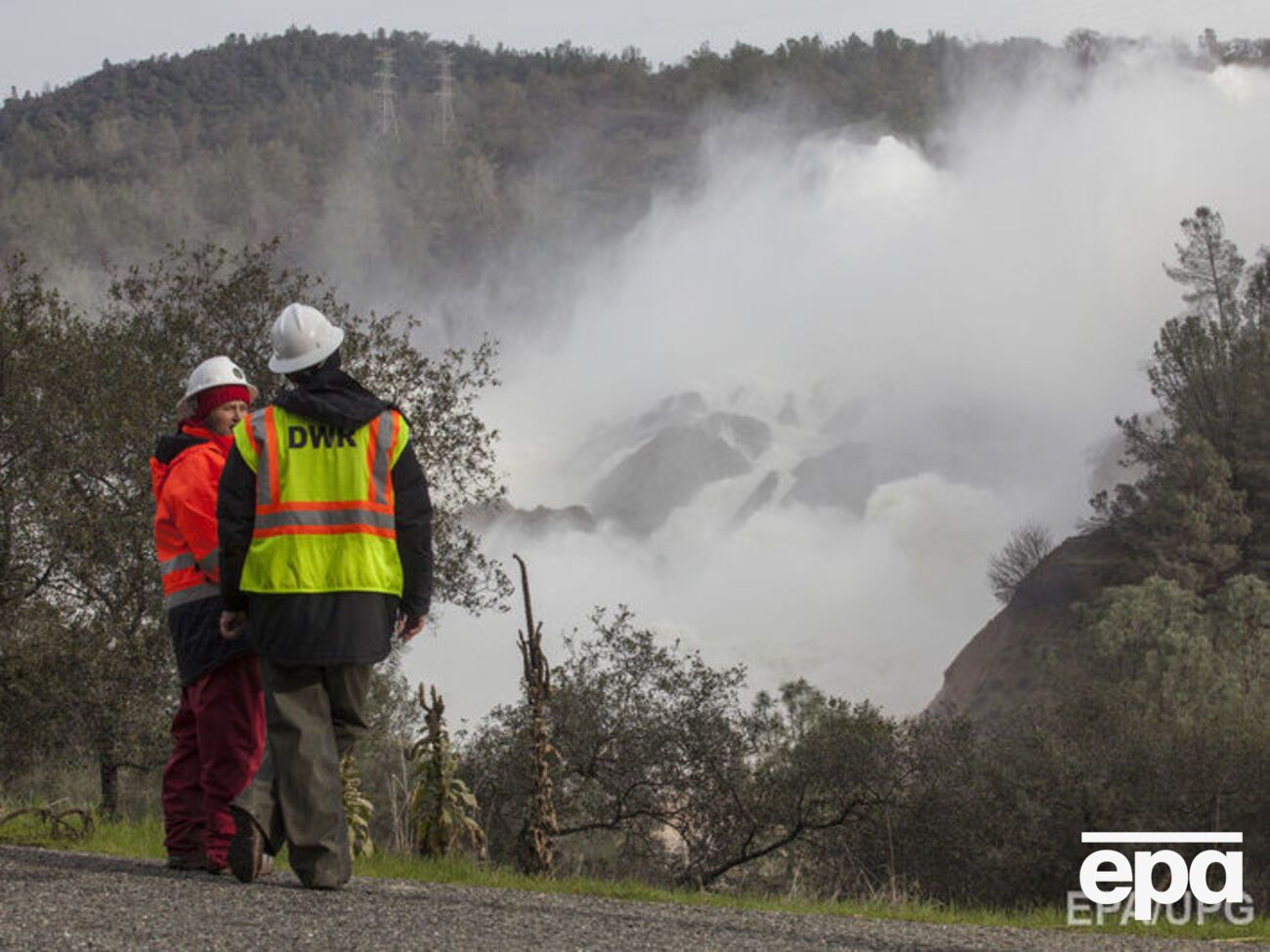 Потоки воды грозят смыть дамбу