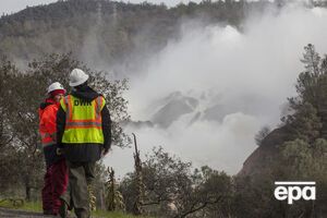 Потоки воды грозят смыть дамбу