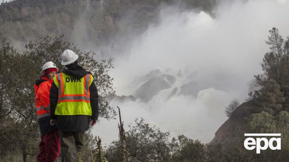 Потоки воды грозят смыть дамбу