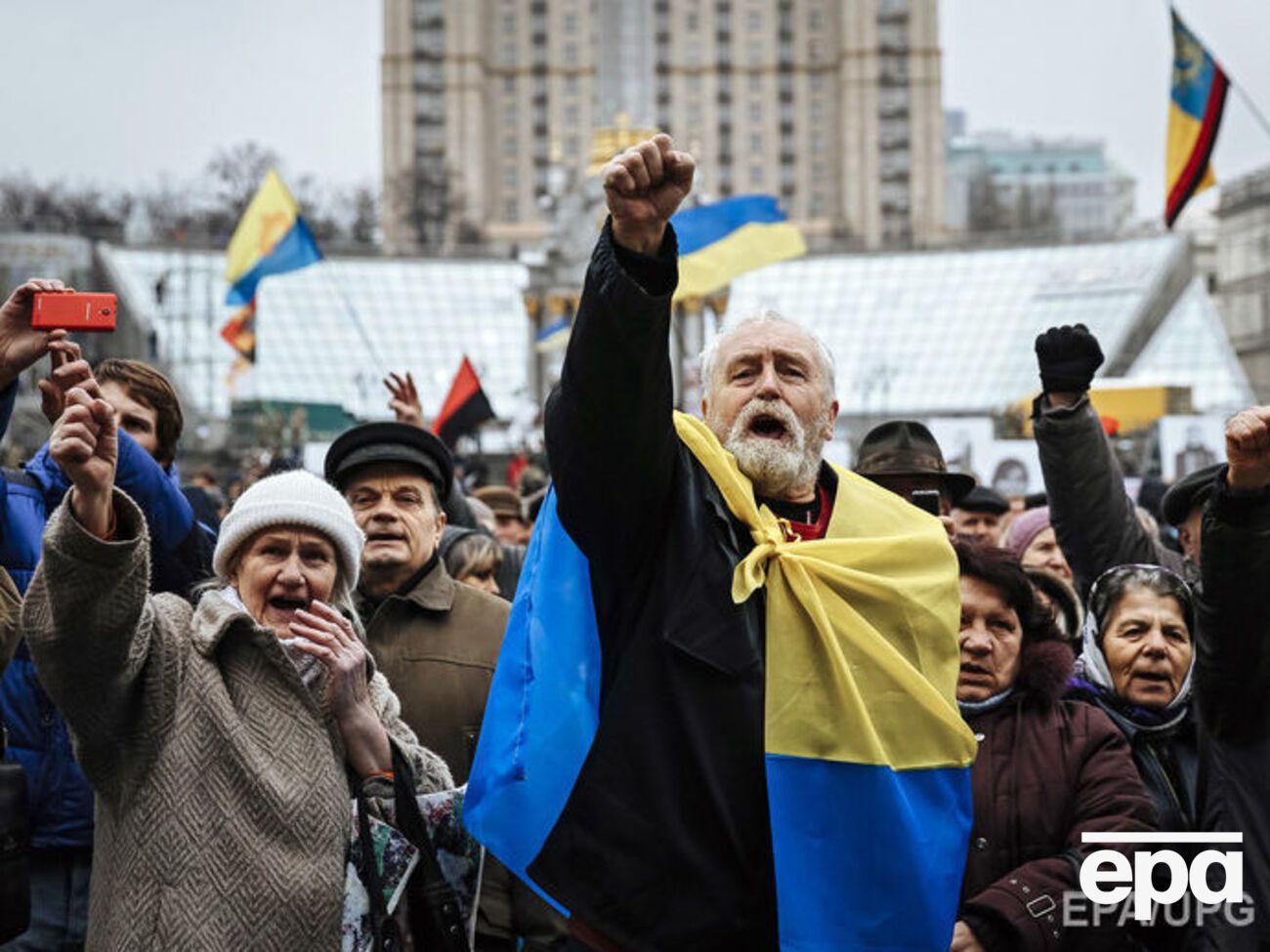 34% українців назвали Євромайдан "незаконним збройним переворотом", а 56% &ndash; "народною революцією". Обидва визначення одночасно підтримали 9% опитаних