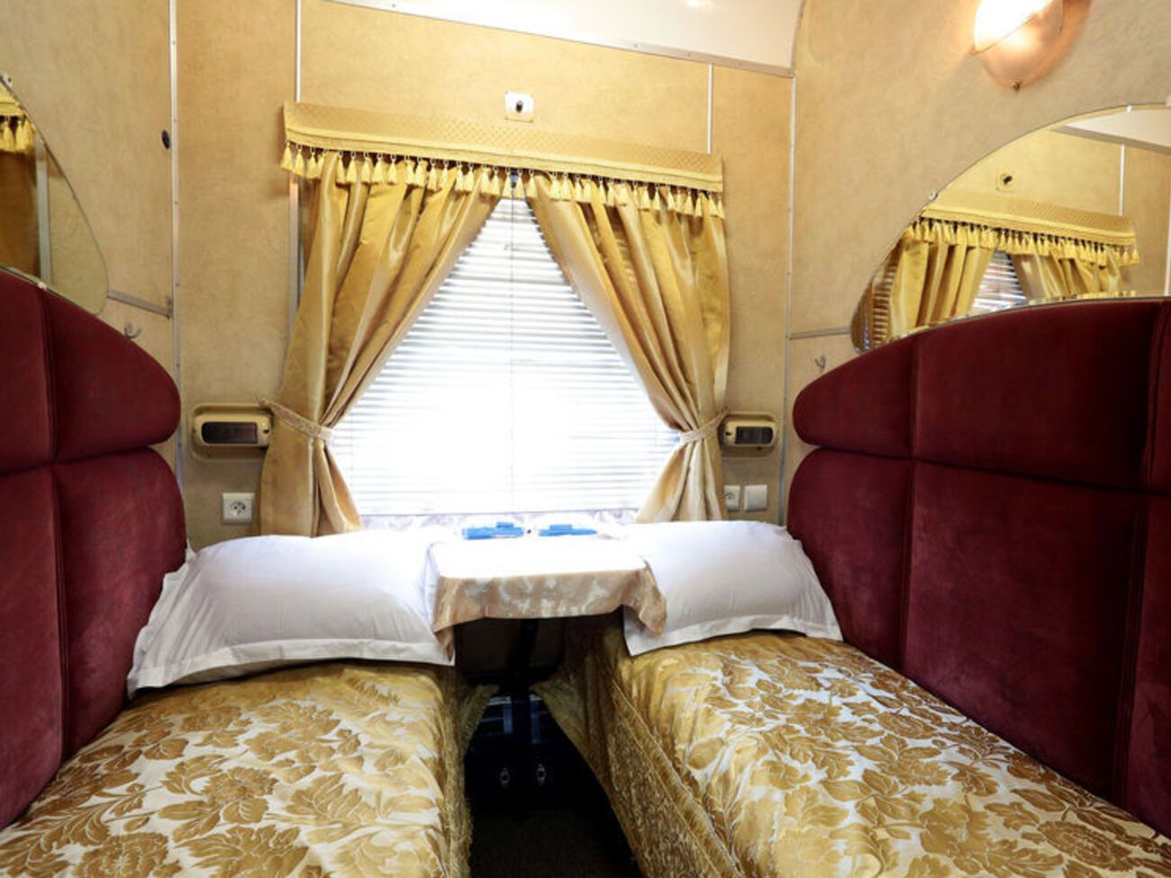 "Укрзалізниця" показала елітні вагони з дорогим інтер'єром і шкіряними меблями. Фоторепортаж