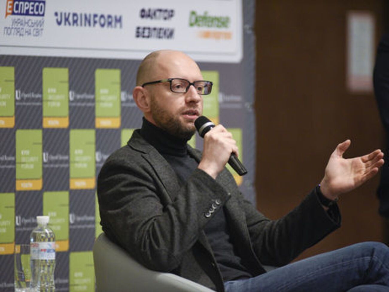 Яценюк: Свободой и международным правом не торгуют