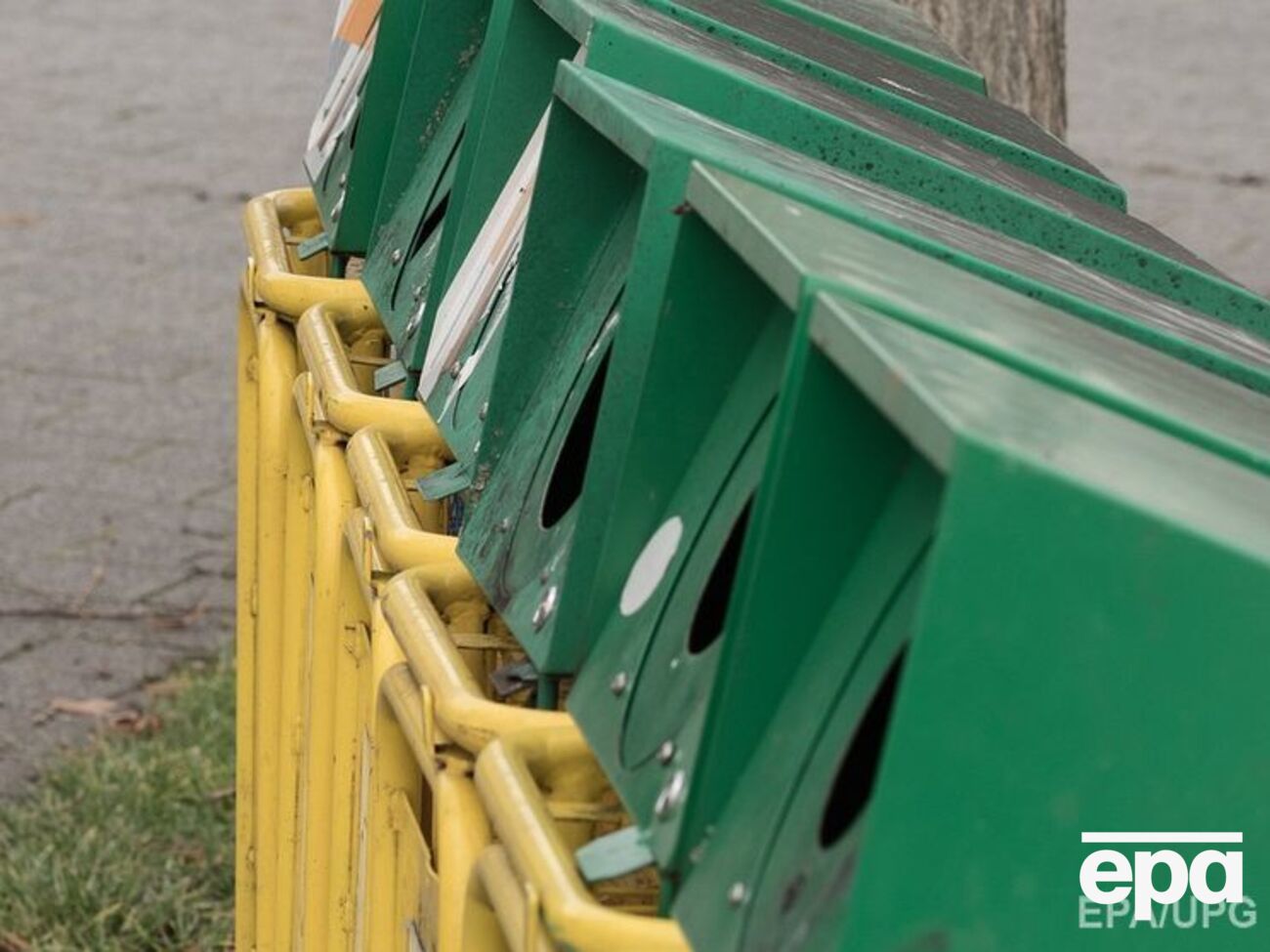 Тела детей нашли в мусорном баке в парке Карловки