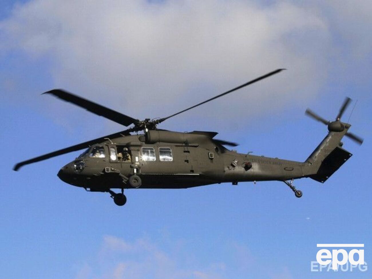 В составе авиагруппы 50 вертолетов Black Hawk, 24 ударных вертолета АН-64 Apache и 10 тяжелых военно-транспортных вертолетов Chinook