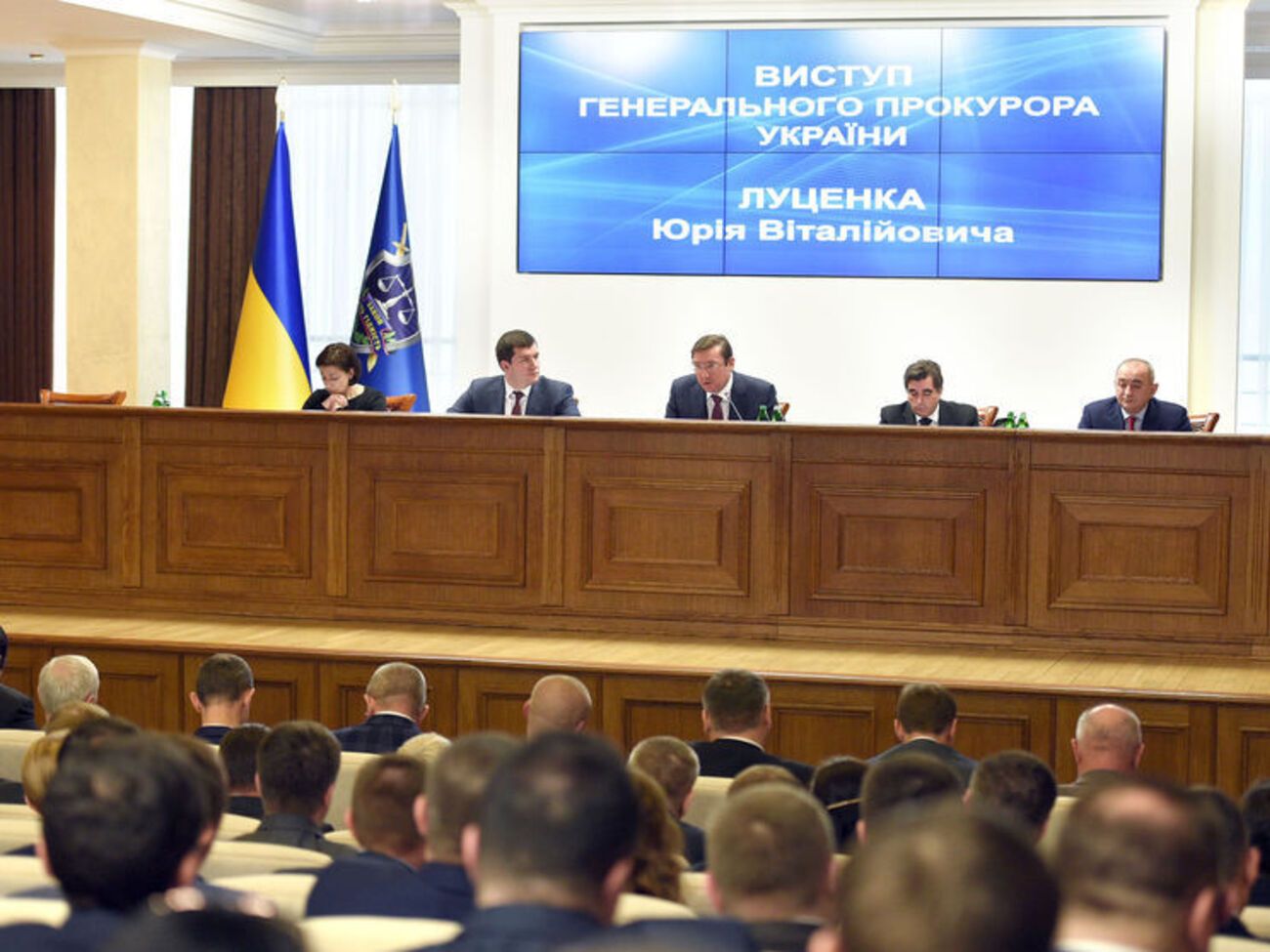 Луценко: Требую активизировать привлечение к ответственности горе-дорожников