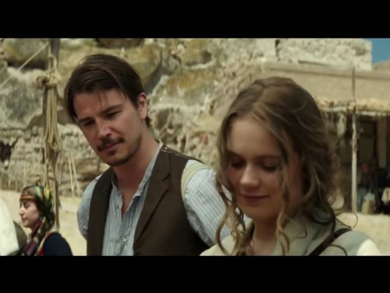 Любовна історія героїв розвивається на тлі подій Першої світової війни