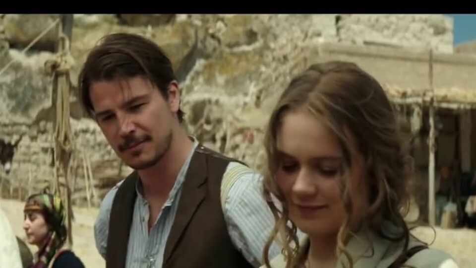 Любовна історія героїв розвивається на тлі подій Першої світової війни