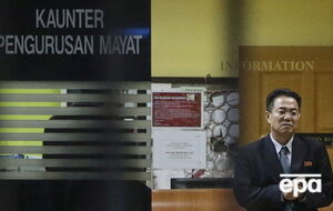 Посол КНДР Кан Чол в больнице, где находится тело Ким Чен Нама