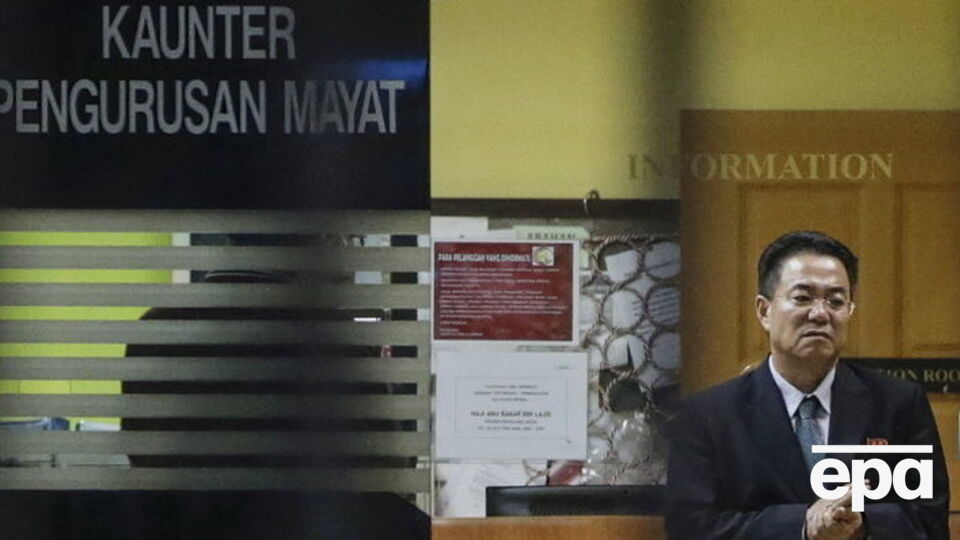 Посол КНДР Кан Чол в больнице, где находится тело Ким Чен Нама