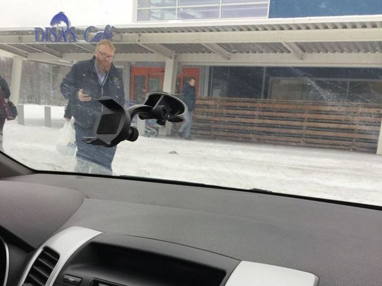 Милонов у рыбного магазина Disas в Финляндии