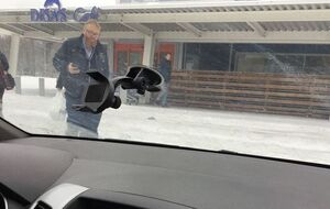 Милонов у рыбного магазина Disas в Финляндии