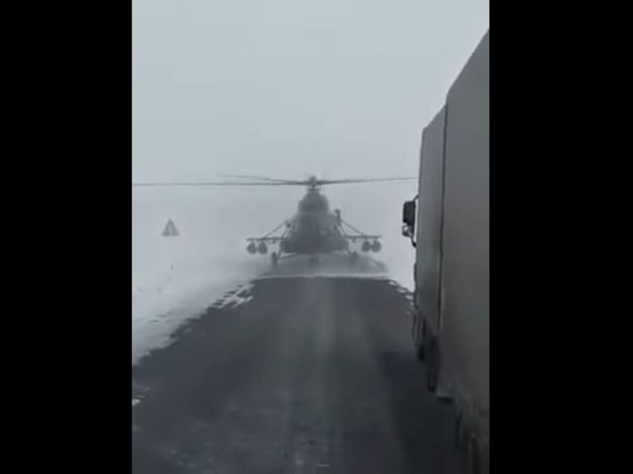 Заблудившийся пилот посадил вертолет на дорогу