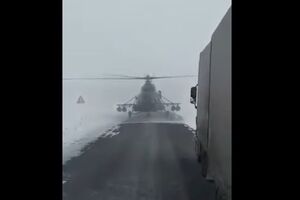 Заблудившийся пилот посадил вертолет на дорогу