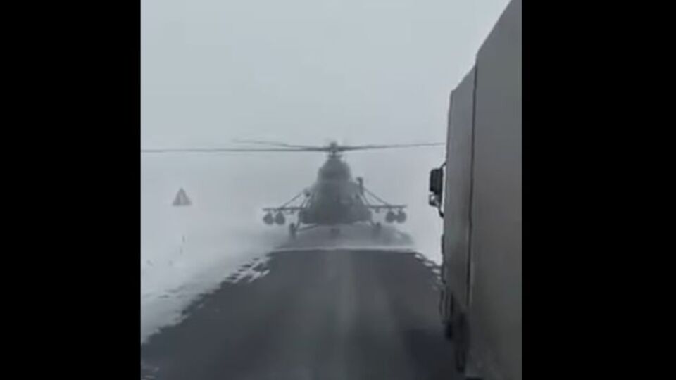 Заблудившийся пилот посадил вертолет на дорогу