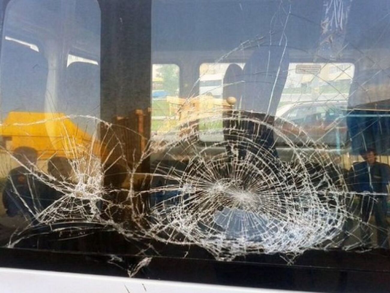 Неизвестные закидали камнями автобус с российскими туристами в Абхазии