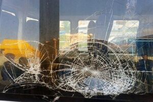 Неизвестные закидали камнями автобус с российскими туристами в Абхазии